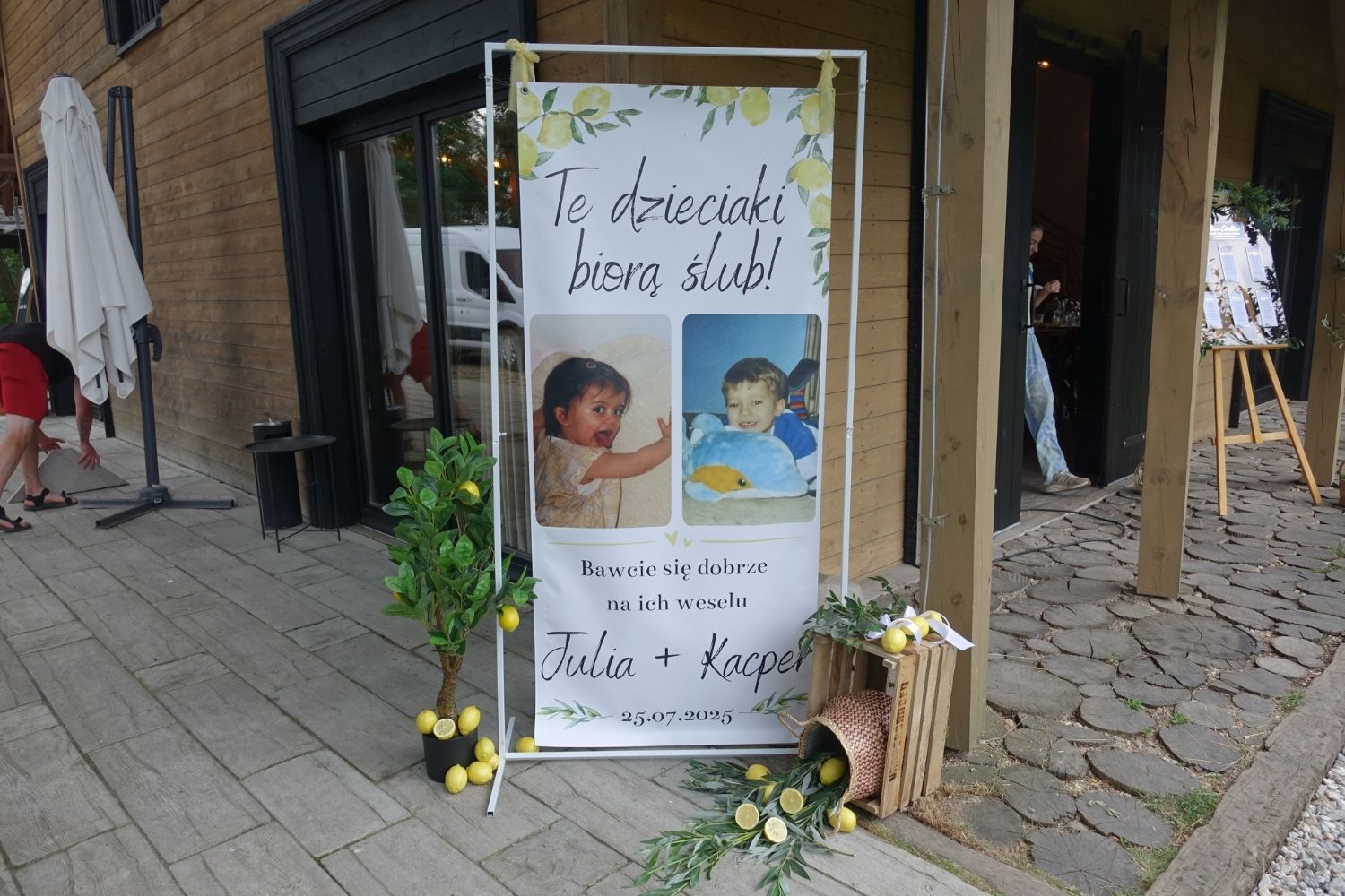 Wesele dekoracje, Powitalna tablica na ślub z cytrynami i zdjęciami dzieci pary młodej