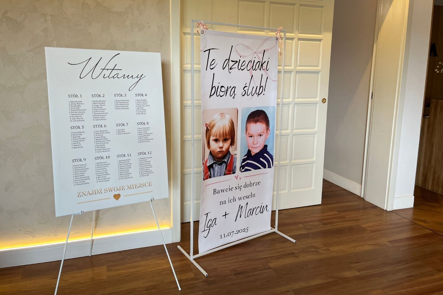 Wesele dekoracje, Plan stołów z rozmieszczeniem gości oraz tablica powitalna ze zdjęciami dzieci