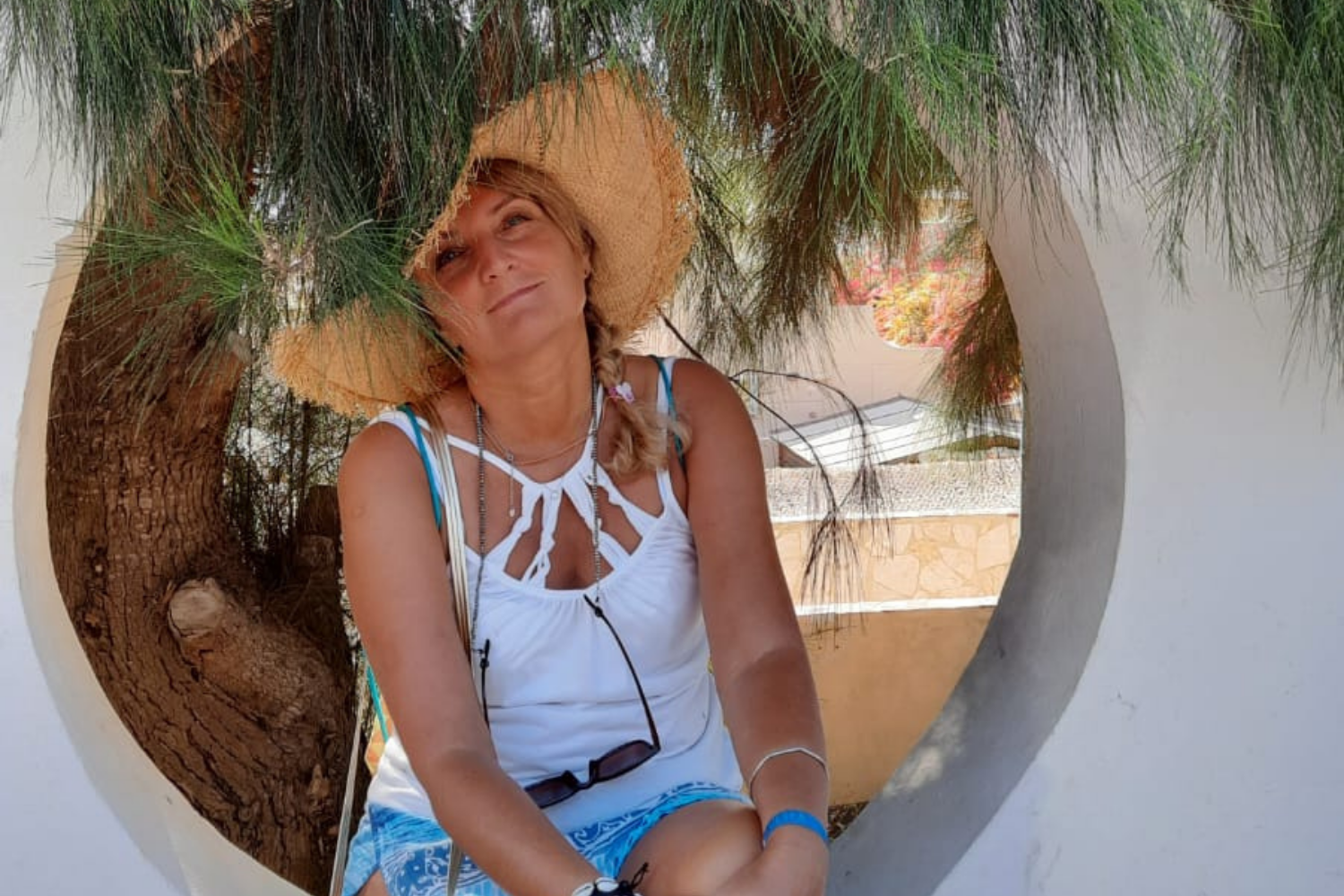 Duet Majowe Chwile - Maja i Kasia podczas montażu dekoracji ślubnych przed drewnianą salą weselną.