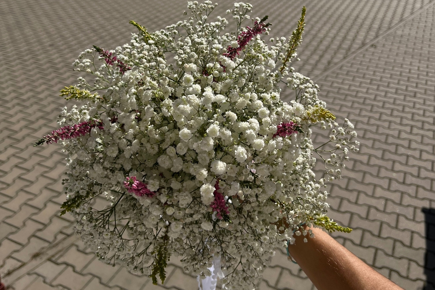 Bukiet panny młodej z gipsówki z kolorowymi akcentami